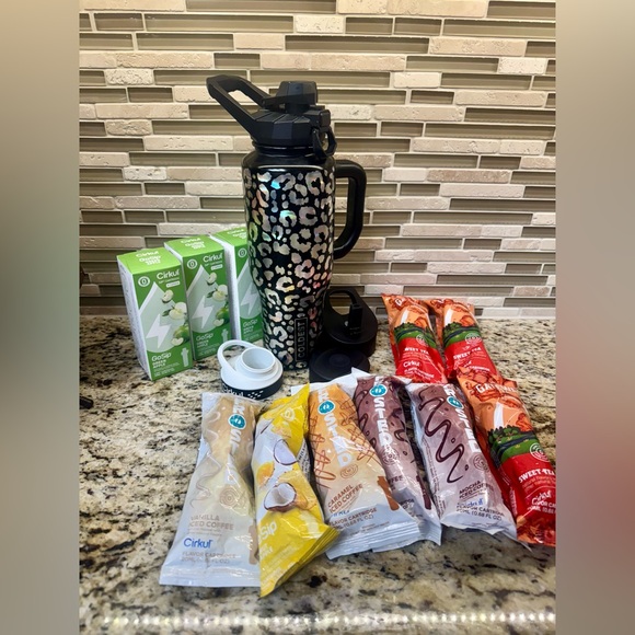 Sports Water Bottle - Black and White Comes with Cirkul lid and 10 Cirkul Flavor - Picture 4 of 6